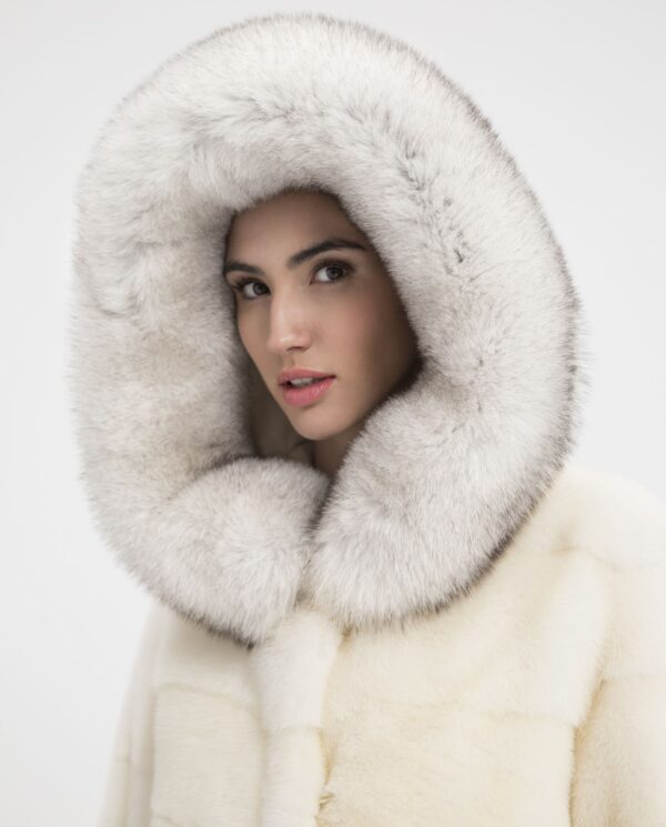 Abrigo de visón blanco con capucha de zorro Saga Furs marca De la Roca