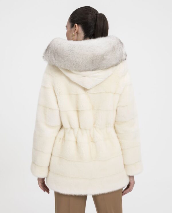 Abrigo de visón blanco con capucha de zorro Saga Furs marca De la Roca