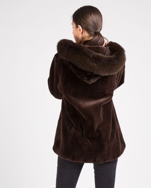 Abrigo de pelo de visón rasado marrón con capucha de pelo zorro para mujer marca De la Roca espalda