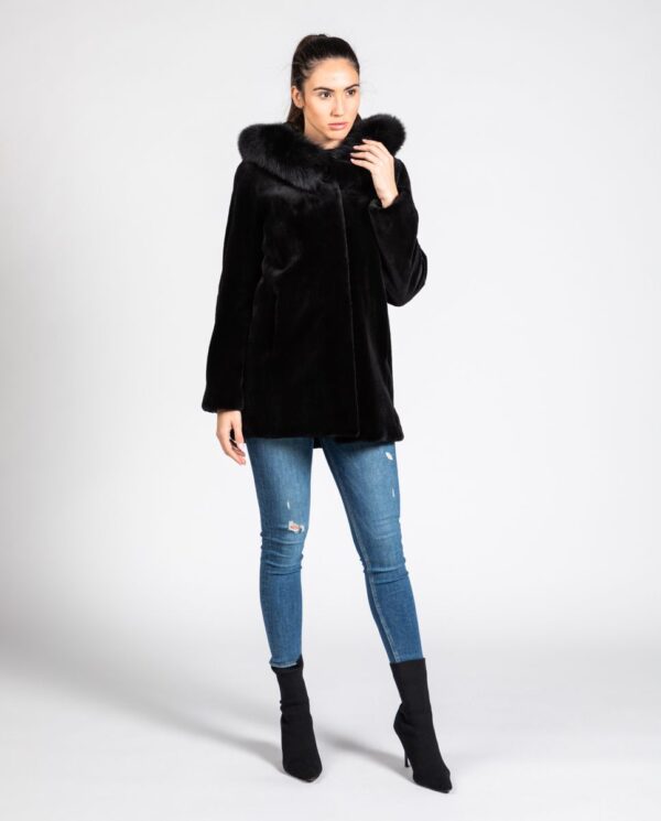 Abrigo de pelo de visón rasado negro con capucha de pelo zorro para mujer marca De la Roca cuerpo entero modelo